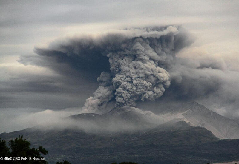 Вулкан Шивелуч выбросил огромный столб пепла