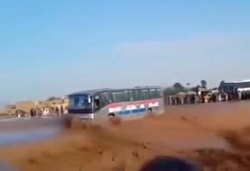 Автобус унесло потоком воды в Афганистане