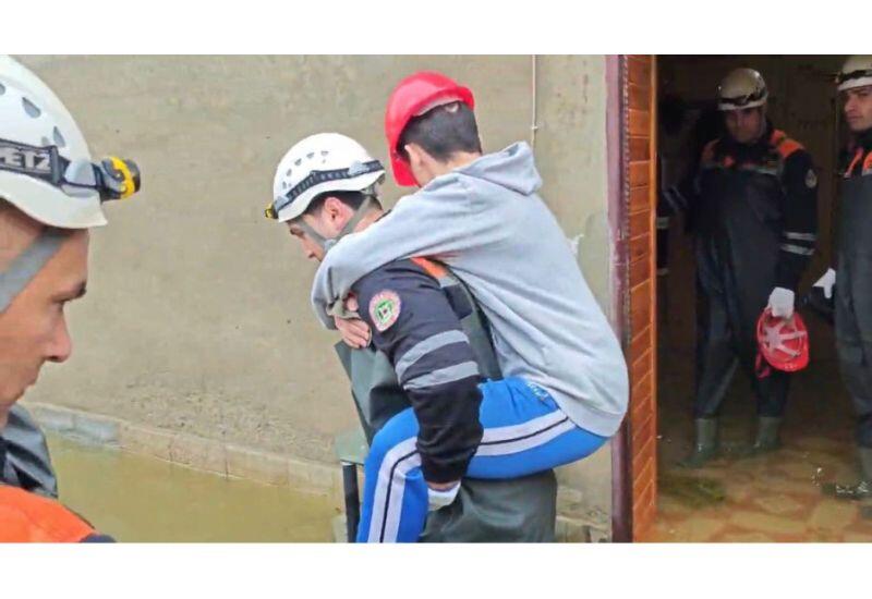 МЧС Азербайджана эвакуировало 278 человек из затопленных территорий