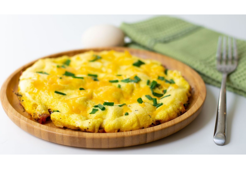 Чем разнообразить жареные яйца: