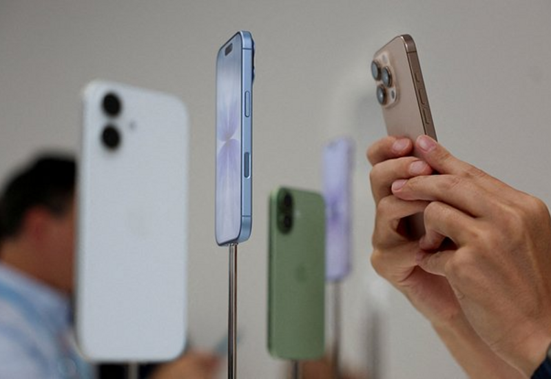 Apple представила iPhone через 50 лет