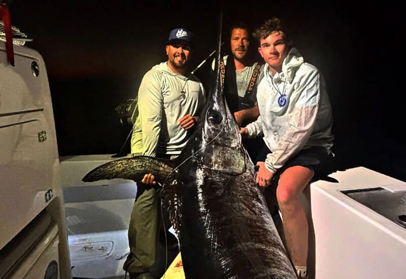 Мужчина поймал рекордную рыбу-меч и накормил ей жителей города