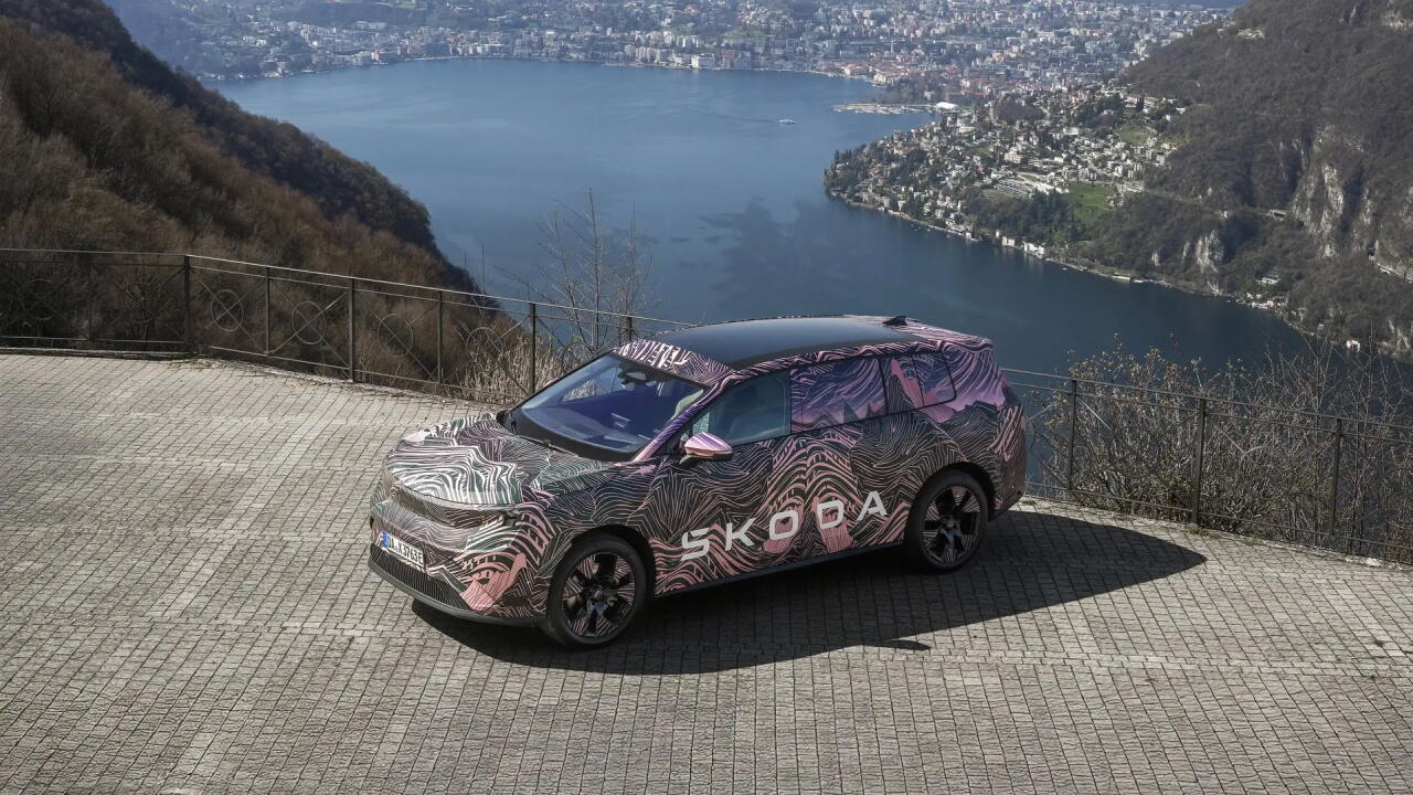 Появились первые фотографии нового кроссовера Skoda Peaq