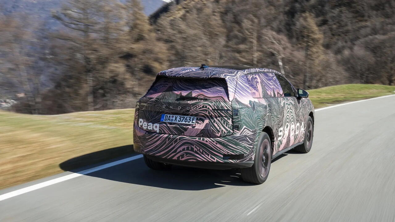 Появились первые фотографии нового кроссовера Skoda Peaq