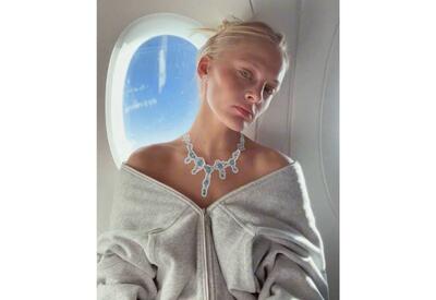 Модные стикеры вместо украшений