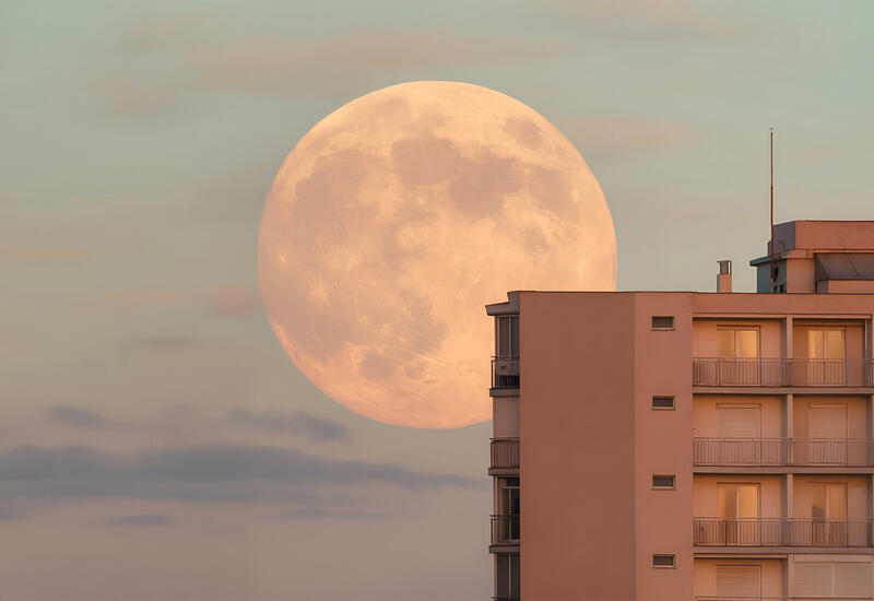Земля защищает Луну от космической радиации,