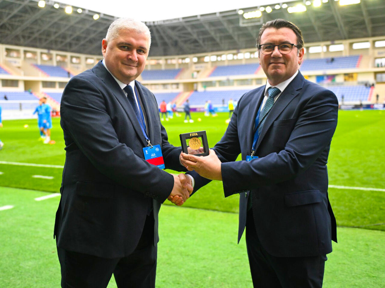 ФИФА вручила AФФА памятный подарок
