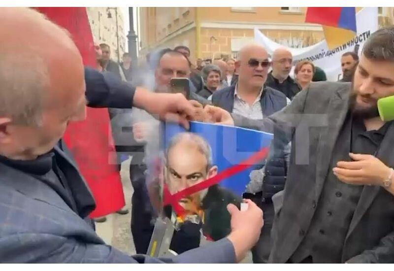 Российские армяне сожгли портрет Пашиняна в центре Москвы
