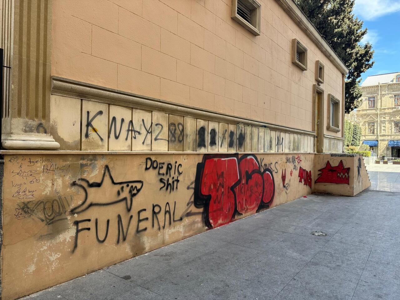 Здание Киноцентра "Низами" подверглось вандализму, начато расследование