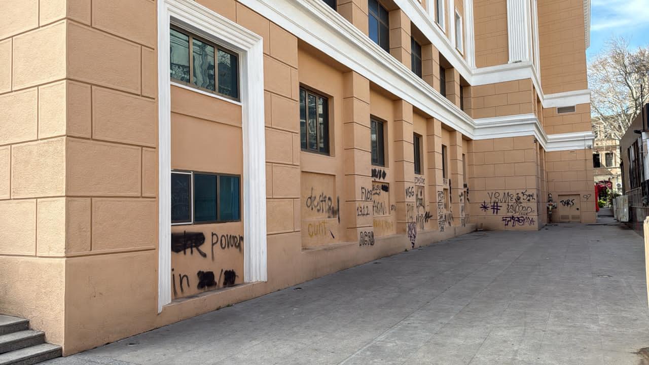 Здание Киноцентра "Низами" подверглось вандализму, начато расследование