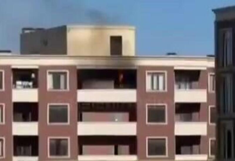 В Баку в жилом здании произошел пожар