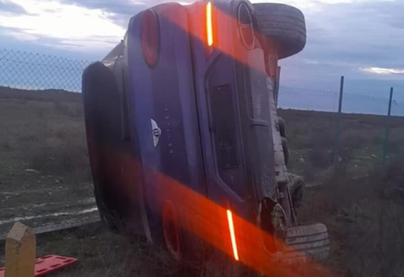 Bentley опрокинулся на трассе Баку-Губа