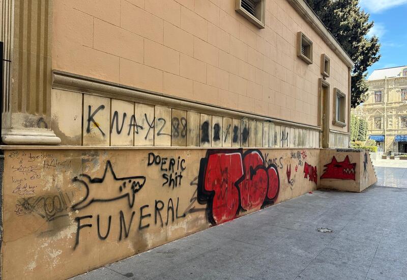 Установлены личности нанесших граффити на здание Кинотеатра "Низами"