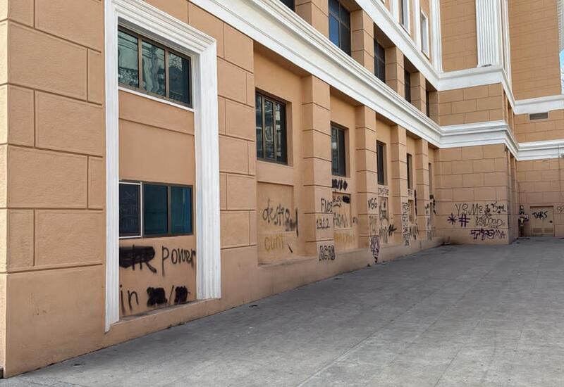 Появились кадры вандализма с нанесением граффити на здание Киноцентра "Низами"