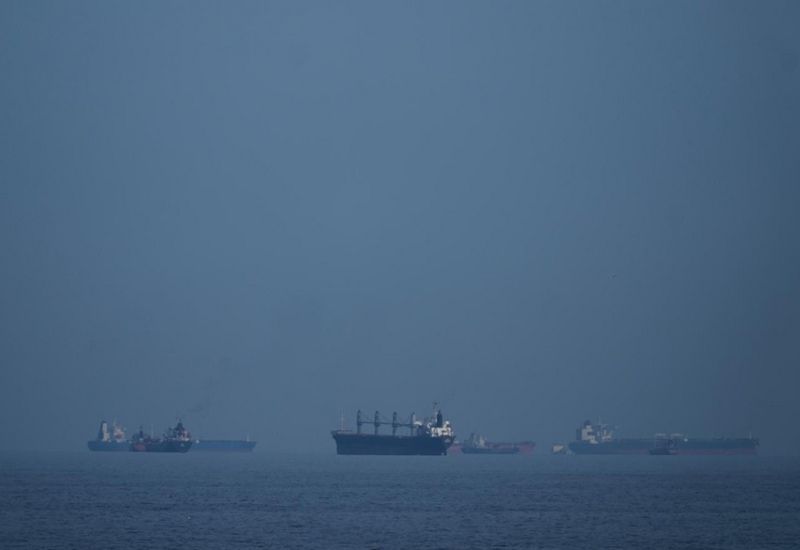 Названо число застрявших у Ормузского пролива судов