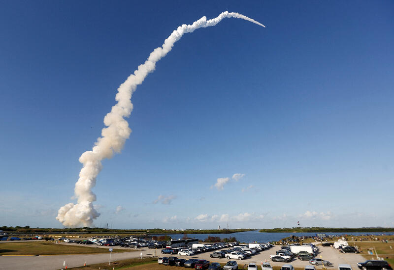 Американский лунный корабль вышел на орбиту Земли