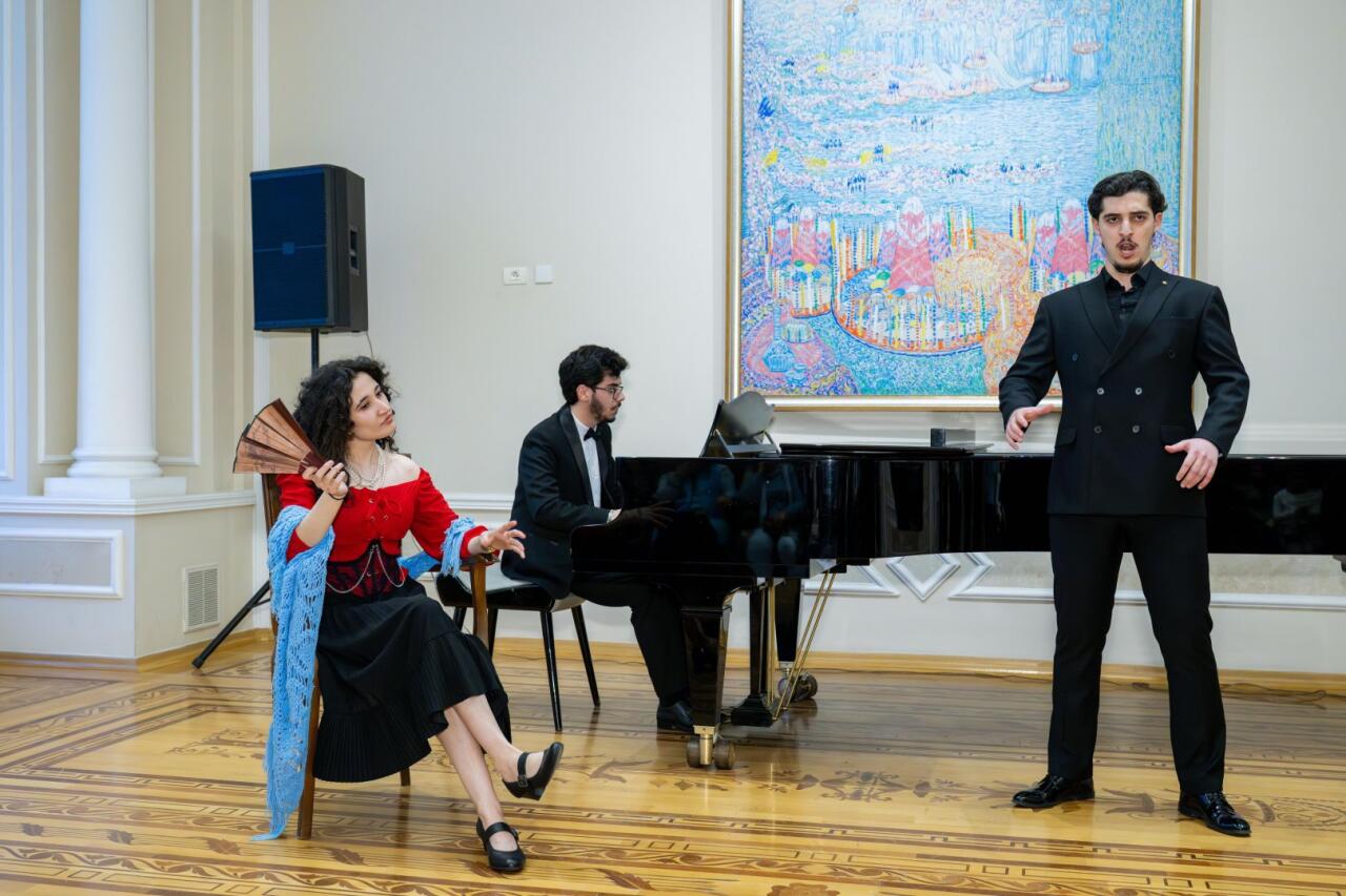 В Баку показали классику с тонким чувством юмора