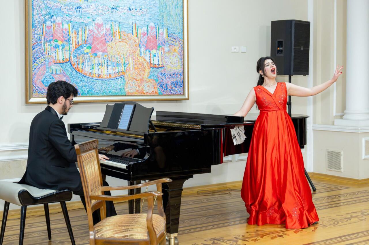 В Баку показали классику с тонким чувством юмора