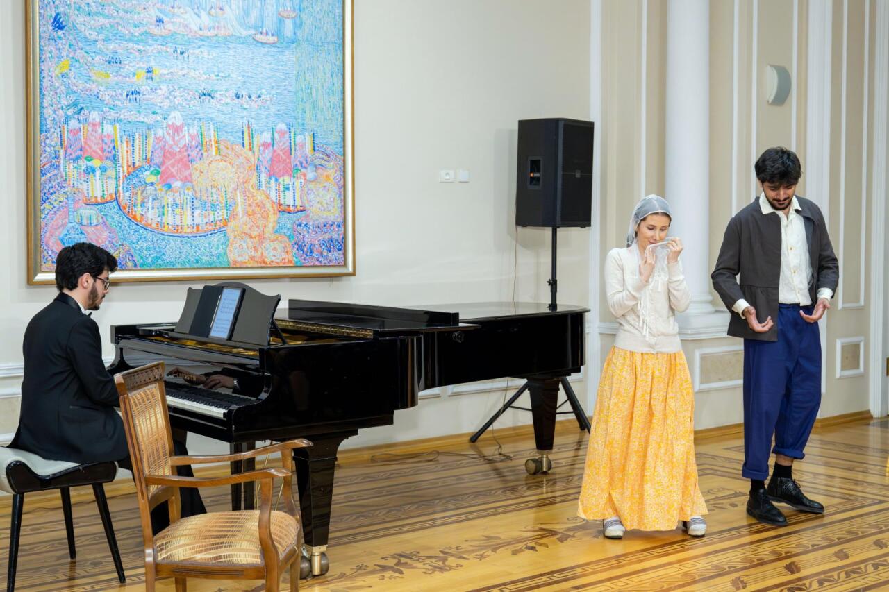 В Баку показали классику с тонким чувством юмора