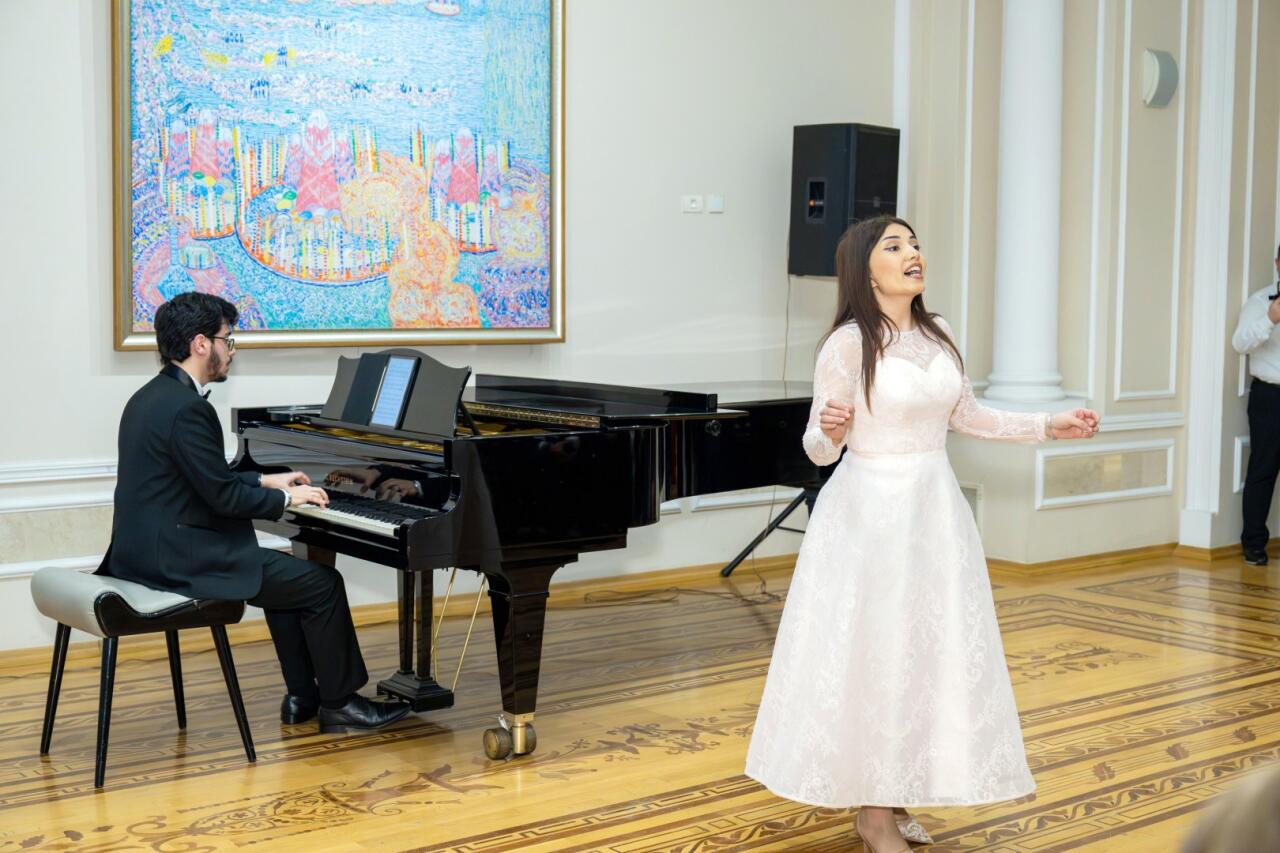 В Баку показали классику с тонким чувством юмора