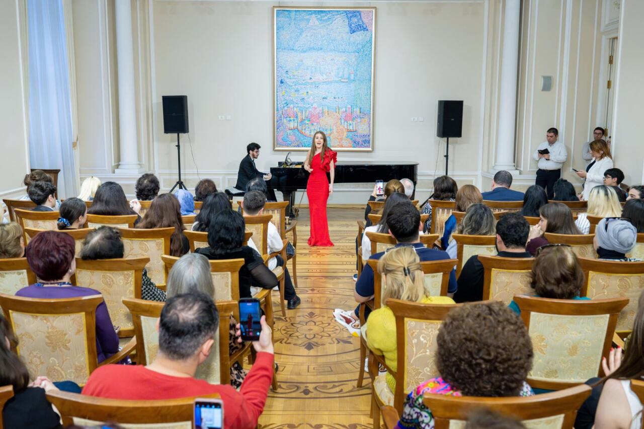 В Баку показали классику с тонким чувством юмора