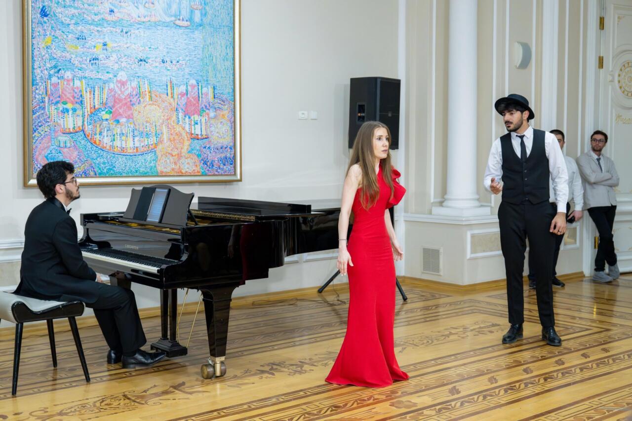 В Баку показали классику с тонким чувством юмора