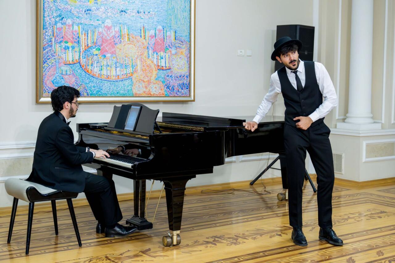 В Баку показали классику с тонким чувством юмора