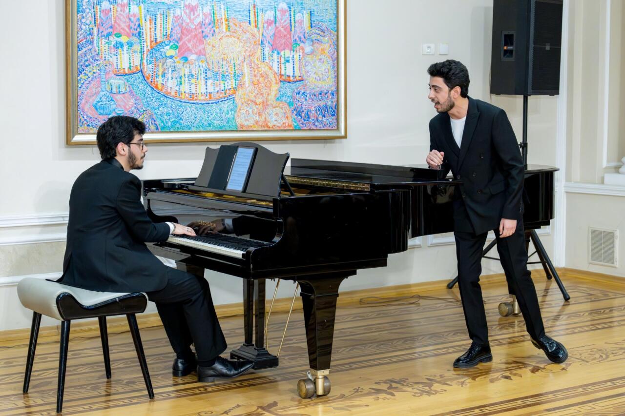 В Баку показали классику с тонким чувством юмора