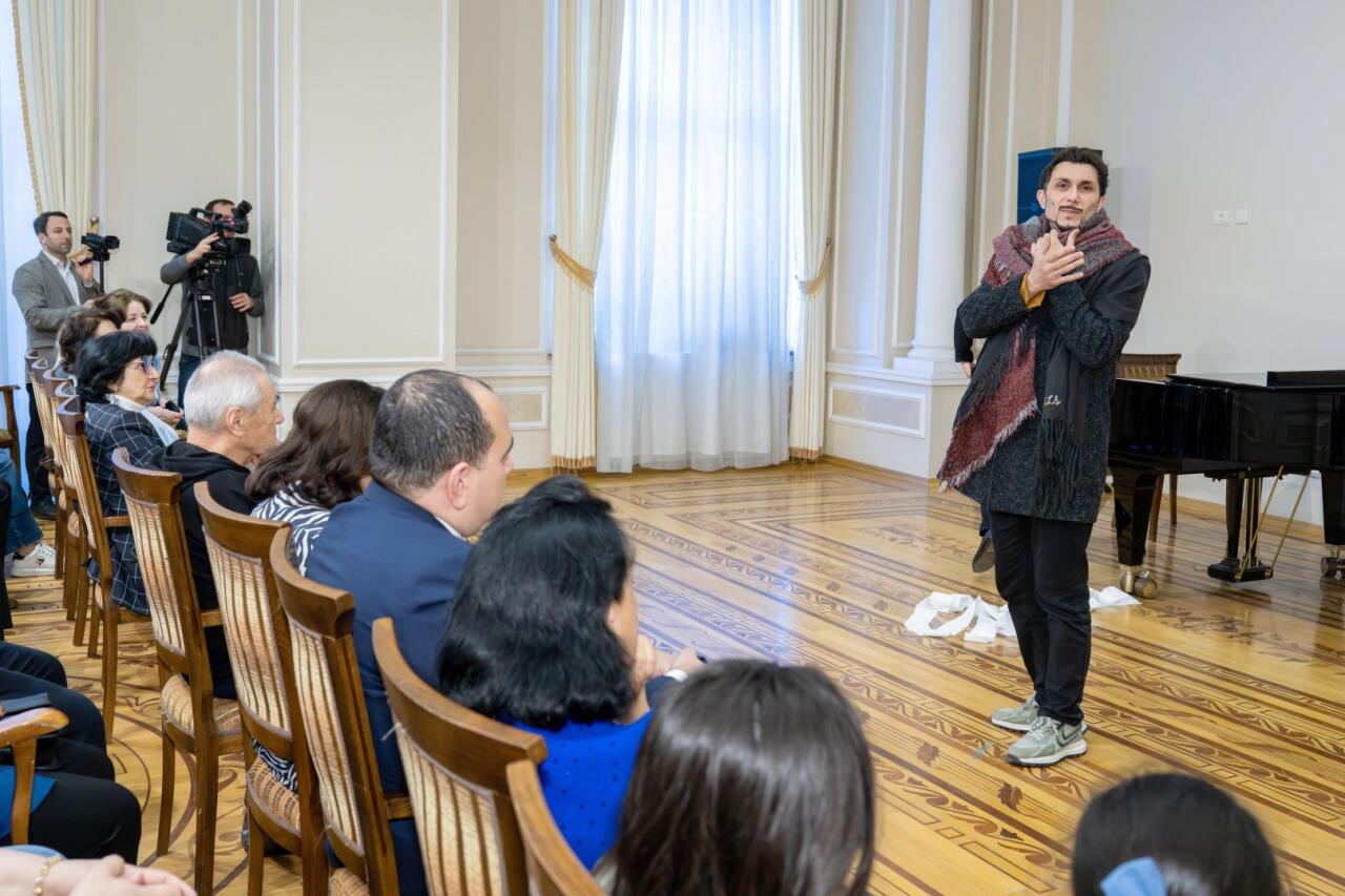 В Баку показали классику с тонким чувством юмора