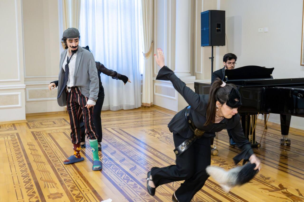 В Баку показали классику с тонким чувством юмора