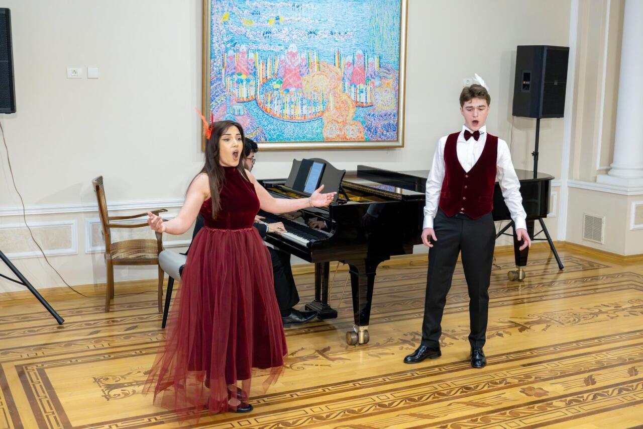 В Баку показали классику с тонким чувством юмора