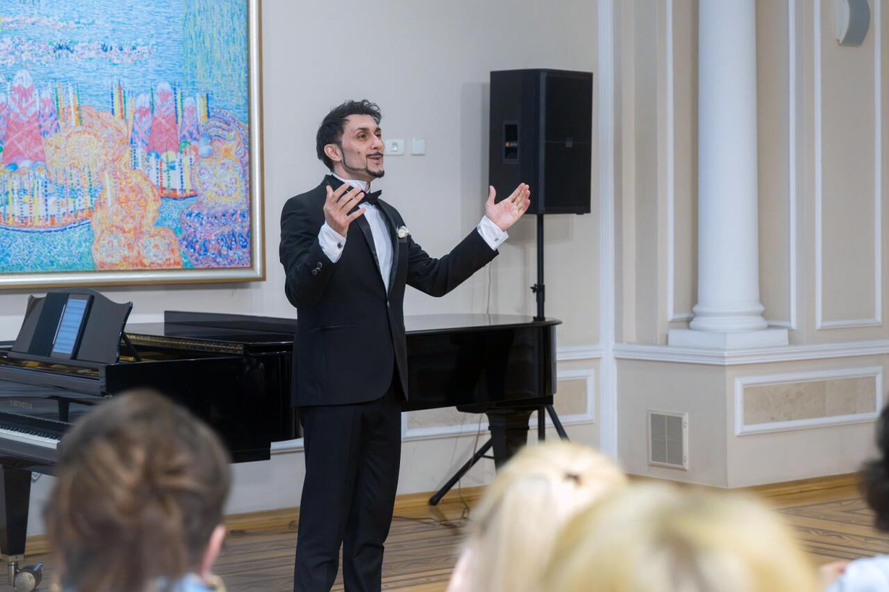 В Баку показали классику с тонким чувством юмора