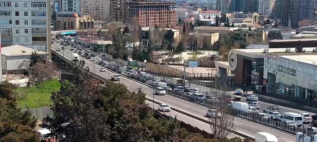 В этой части Баку парализовано движение в ряде направлений