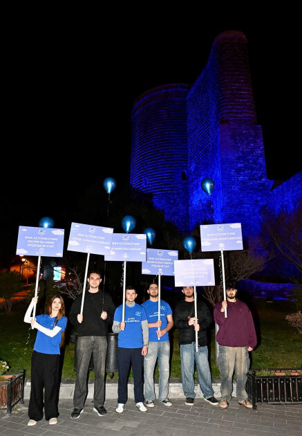 Здания в Баку окрасились в синий цвет