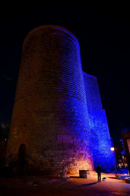 Здания в Баку окрасились в синий цвет