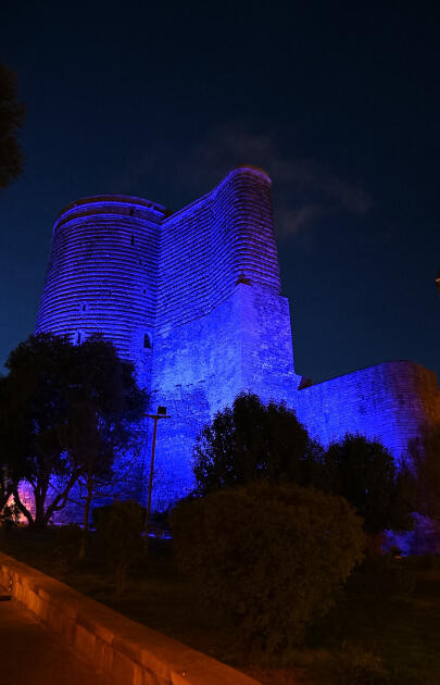 Здания в Баку окрасились в синий цвет