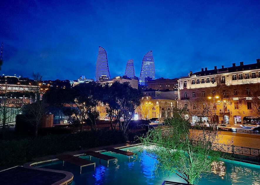 Здания в Баку окрасились в синий цвет