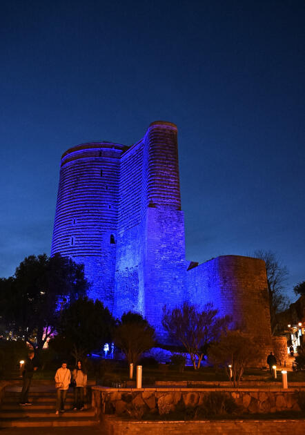 Здания в Баку окрасились в синий цвет