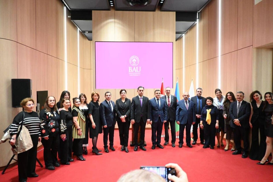 В Стамбуле открылась выставка азербайджанских художниц