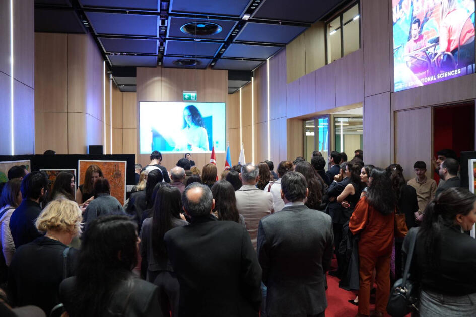 В Стамбуле открылась выставка азербайджанских художниц