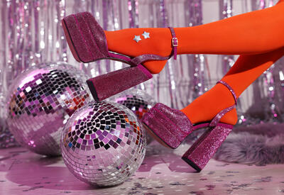 Стилист рассказала, как вписать акцентную обувь в образ