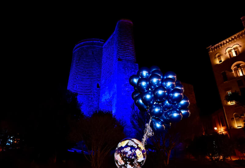 Здания в Баку окрасились в синий цвет