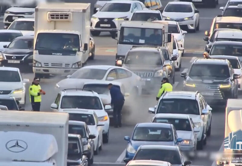 В Баку на дороге загорелась машина