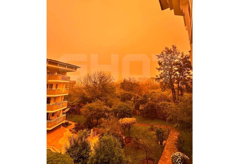 Песчаная буря окрасила Анталью в оранжевый цвет