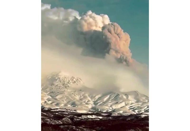 Вулкан Шивелуч выбросил огромный столб пепла