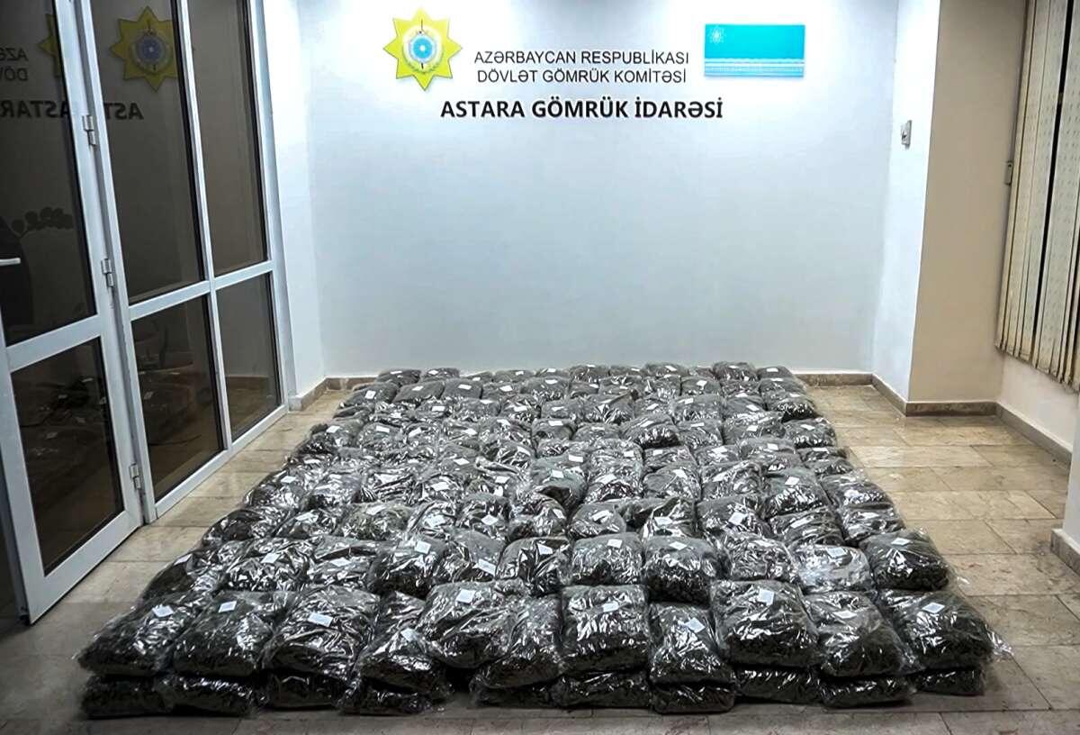 Азербайджанские таможенники нашли наркотики в грузе с сухофруктами