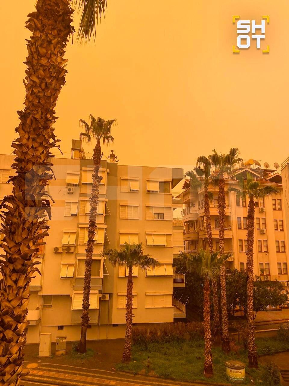 Песчаная буря окрасила Анталью в оранжевый цвет