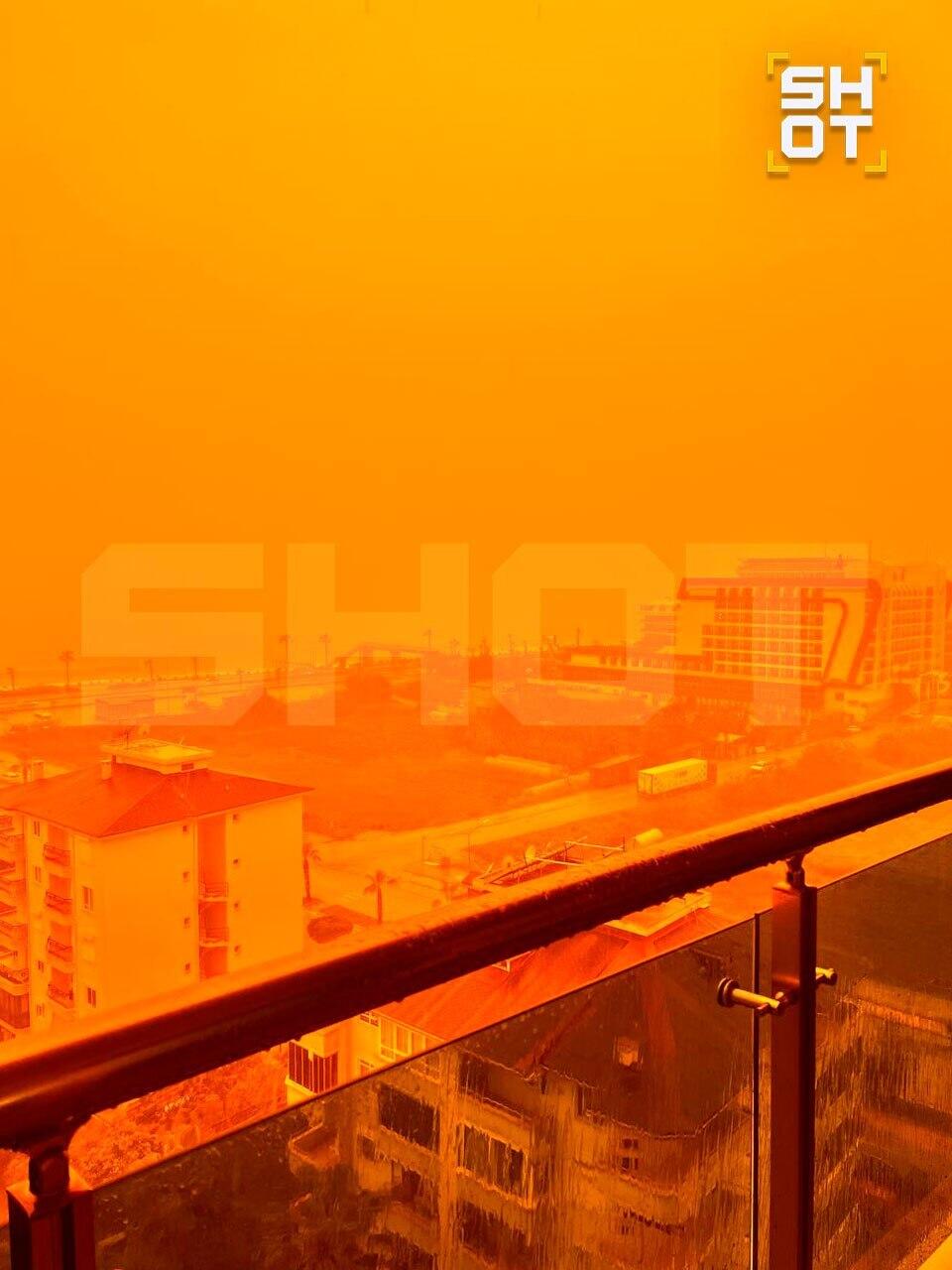 Песчаная буря окрасила Анталью в оранжевый цвет