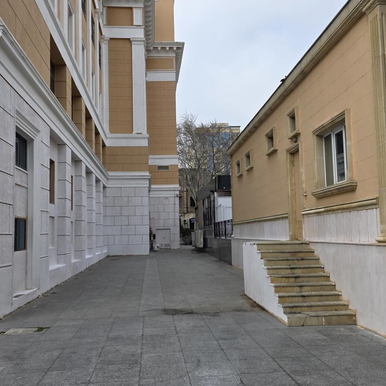 Nizami Kino Mərkəzində zədələnmiş hissələr sökülüb