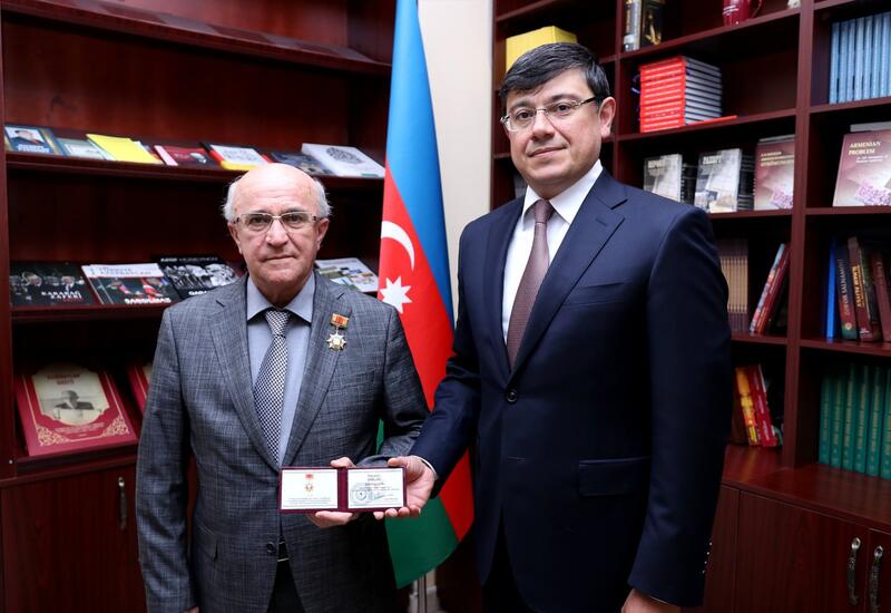 Azərbaycanlı professor “Diaspor fəaliyyətində xidmətə görə” medalı ilə təltif olunub